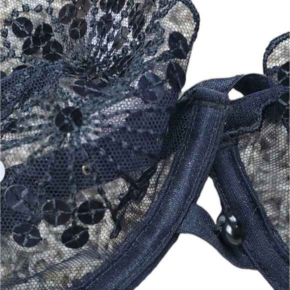 Victoria's Secret Lacy Push Up Bra - Picture 3 of 4